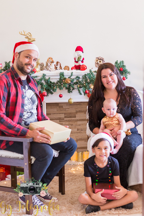 família reunida em volta da lareira no nosso mini ensaio de natal! Momento registrado pela Giscellayne | Gy fotogragrafia, fotografo em londrina, especializada em ensaios de bebe, gestantes e crianças.