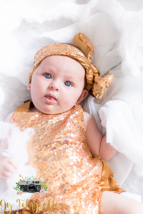 Ana clara no seu ensaio de natal, toda glamurosa com roupinha dourada! Momento registrado pela Giscellayne | Gy fotogragrafia, fotografo em londrina, especializada em ensaios de bebe, gestantes e crianças.