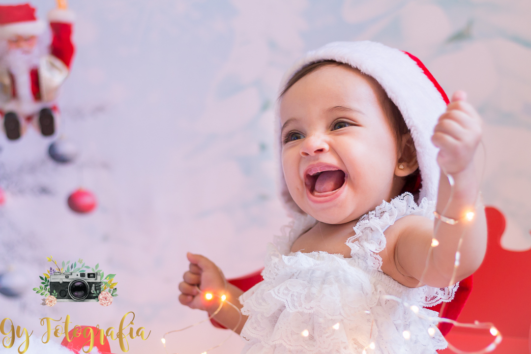 manuela brincando com as luzinhas de fada do nosso cenário! ela adorou. momento registrado pela fotografa Giscellayne | Gy fotografia, fotografo em londrina especializado em ensaios de gestante, bebe, crianças e família!