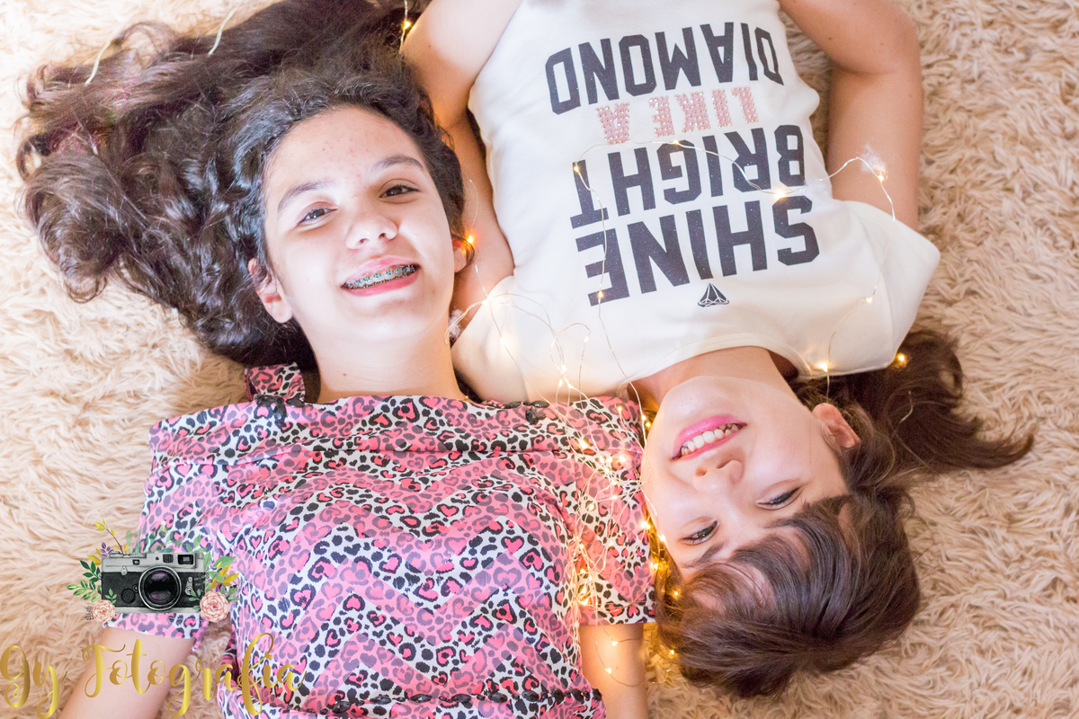 foto deitada no tapete com luzinhas, as meninas adoram! Momento registrado pela Giscellayne | Gy fotografia, fotografo especializado em ensaio de familia, gestante, bebes e crianças. sessão fotografica de natal.