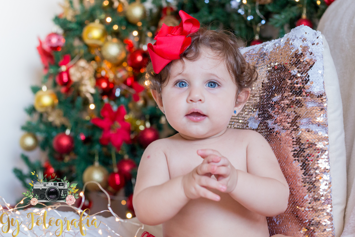 fofura da Sarah cantando parabéns! Momento registrado pela Giscellayne | Gy fotografia, fotografo especializado em ensaio de familia, gestante, bebes e crianças. sessão fotografica de natal.