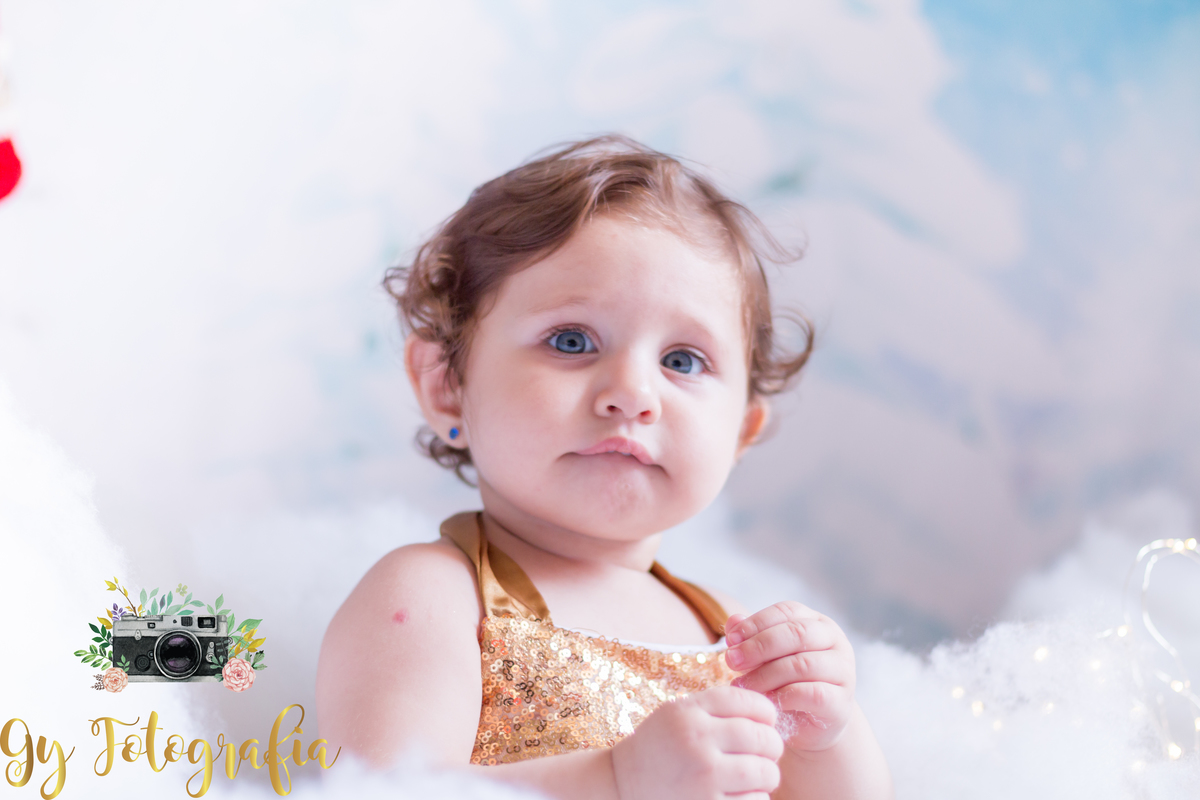 olha essa carinha de boneca! Momento registrado pela Giscellayne | Gy fotografia, fotografo especializado em ensaio de familia, gestante, bebes e crianças. sessão fotografica de natal.