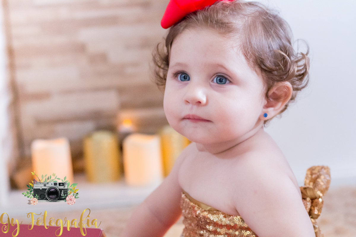 Sarinha arrasando na sessão. Momento registrado pela Giscellayne | Gy fotografia, fotografo especializado em ensaio de familia, gestante, bebes e crianças. sessão fotografica de natal.
