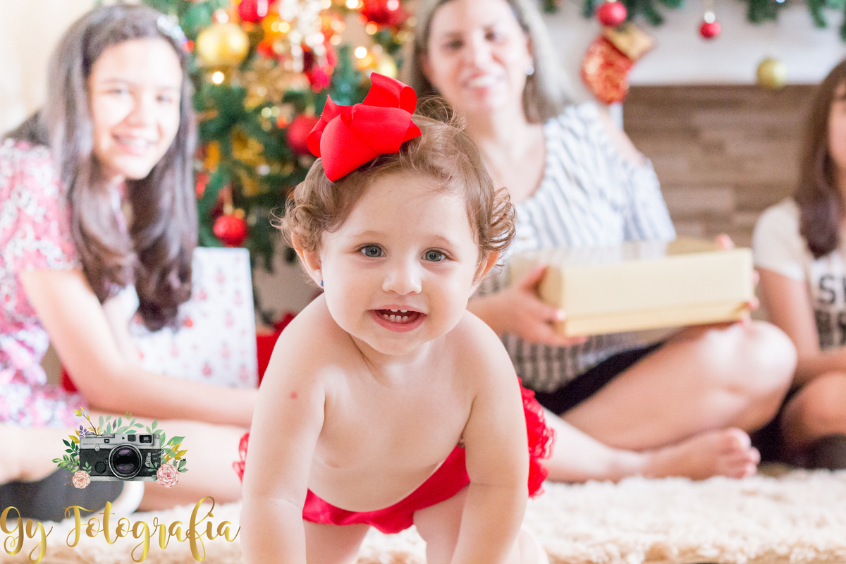 Sarah adora uma bagunça. Momento registrado pela Giscellayne | Gy fotografia, fotografo especializado em ensaio de familia, gestante, bebes e crianças. sessão fotografica de natal.