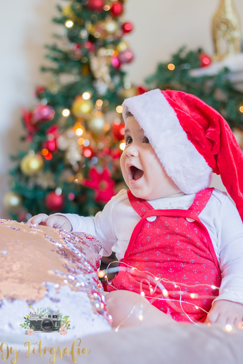 Encantado com a nossa almofada magica! Momento registrado pela Giscellayne | Gy Fotografia, fotografo em Londrina especializada em ensaios de mamaes gravidas, gestantes, bebes e crianças.