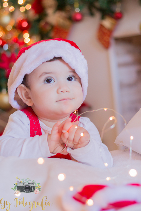 achei que essa foto parecia muito que estava rezando. Momento registrado pela Giscellayne | Gy Fotografia, fotografo em Londrina especializada em ensaios de mamaes gravidas, gestantes, bebes e crianças.
