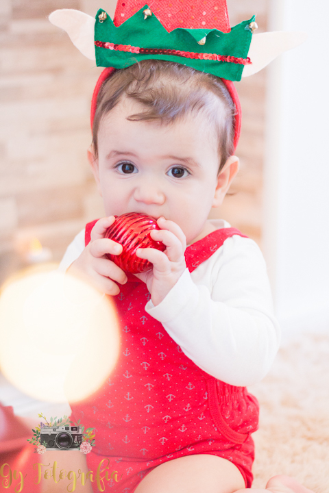 pensa numa bolinha de natal gostosa!! Momento registrado pela Giscellayne | Gy Fotografia, fotografo em Londrina especializada em ensaios de mamaes gravidas, gestantes, bebes e crianças.