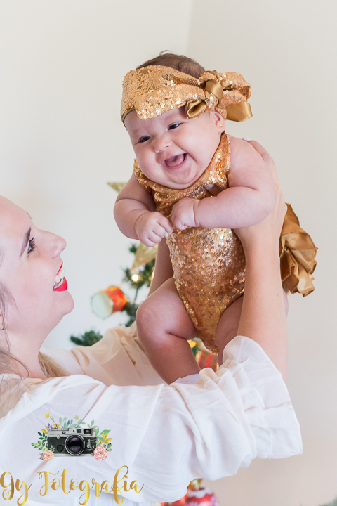 brincando com a mamãe! Momento registrado pela Giscellayne | Gy Fotografia, fotografo em Londrina especializada em ensaios de mamaes gravidas, gestantes, bebes e crianças.