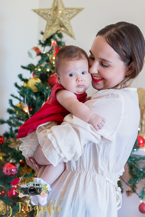 carinho e colinho de mamãe! Momento registrado pela Giscellayne | Gy Fotografia, fotografo em Londrina especializada em ensaios de mamaes gravidas, gestantes, bebes e crianças.