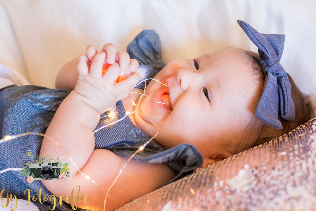 com apenas 3 meses de pura fofura! Momento registrado pela Giscellayne | Gy Fotografia, fotografo em Londrina especializada em ensaios de mamaes gravidas, gestantes, bebes e crianças.