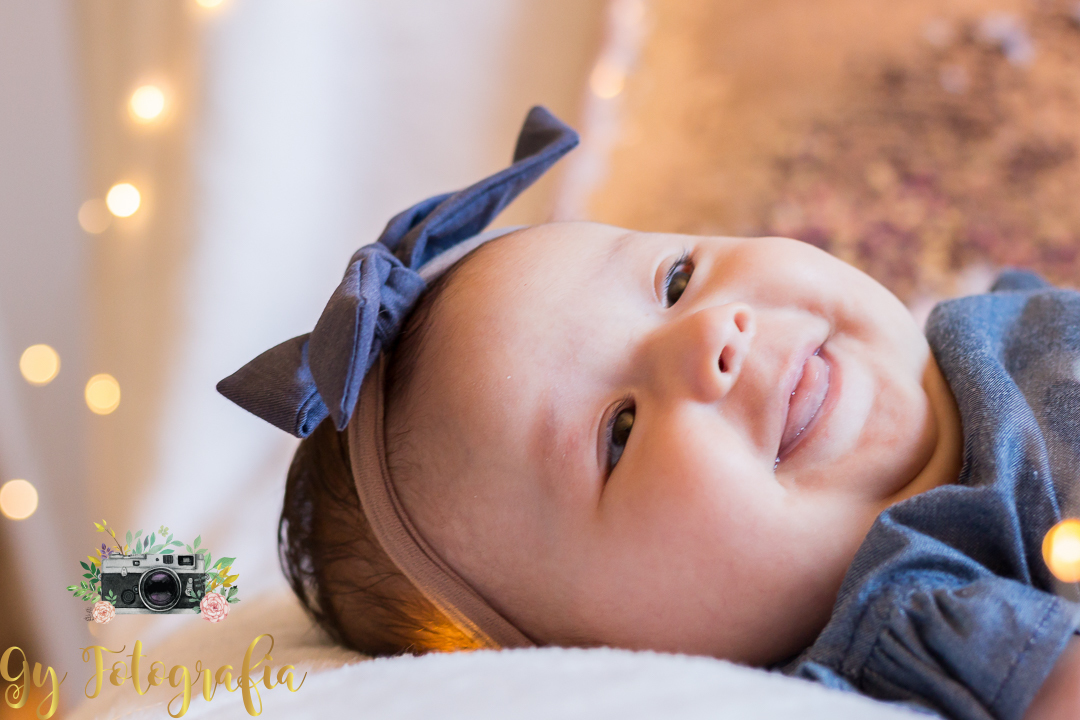 sorrisinho maroto da pequena maite. Momento registrado pela Giscellayne | Gy Fotografia, fotografo em Londrina especializada em ensaios de mamaes gravidas, gestantes, bebes e crianças.