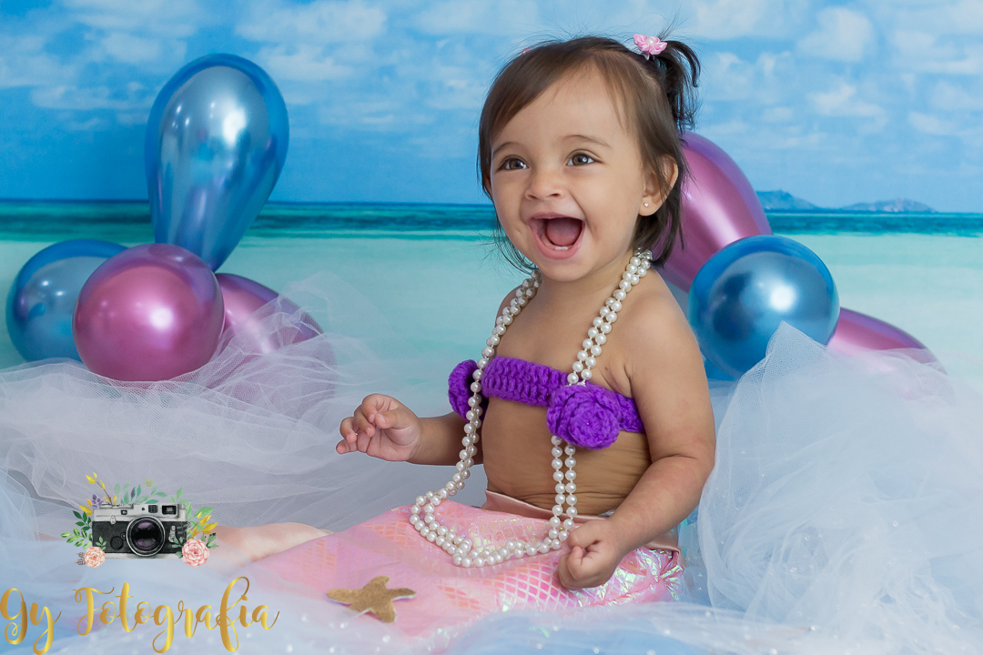 vestida de pequena sereia, realizando um sonho de muita criança! Momento registrado pela fotografa Giscellayne | Gy fotografia, fotografo em Londrina especializado em ensaios de bebes e crianças.