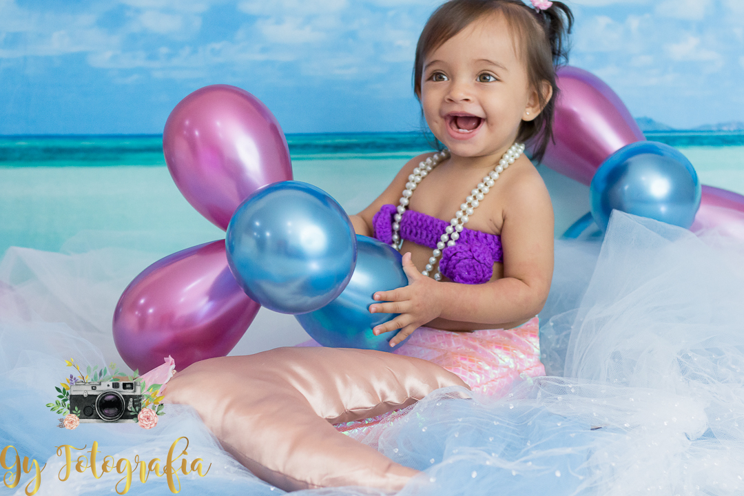 Essas bexigas metalizadas chamou muito a atenção dela! Momento registrado pela fotografa Giscellayne | Gy fotografia, fotografo em Londrina especializado em ensaios de bebes e crianças.