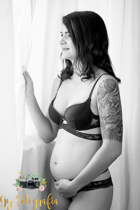 Suély, no nosso ensaio de acompanhamento gestacional, com maior clima de ensaios boudoir! fotos feitas pela fotógrafa Giscellayne | Gy Fotografia, fotografo especializado em ensaios de gestantes, boudoir em estúdio.