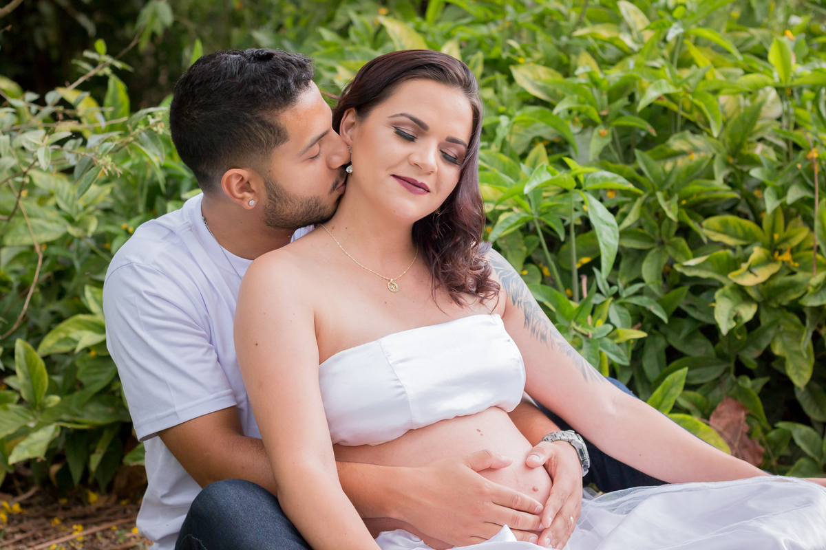 aquele beijinho gostoso do papai Ensaio de gestante no lago igapó. Fotografa em Londrina especializada em ensaios de gestante. Momento registrado pela Giscellayne | Gy Fotografia.