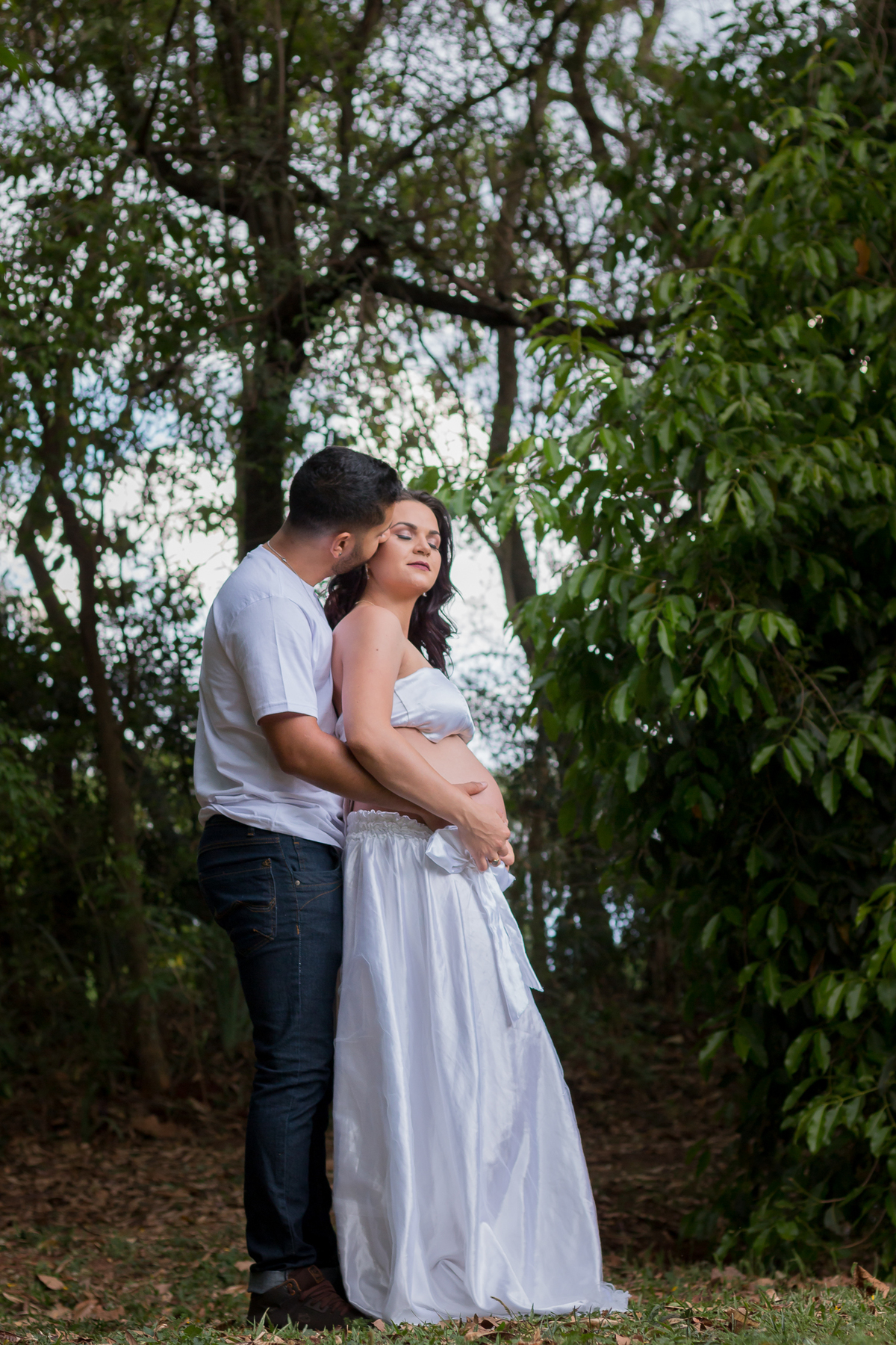 cumplicidade de um casal gravidos. Ensaio de gestante no lago igapó. Fotografa em Londrina especializada em ensaios de gestante. Momento registrado pela Giscellayne | Gy Fotografia.