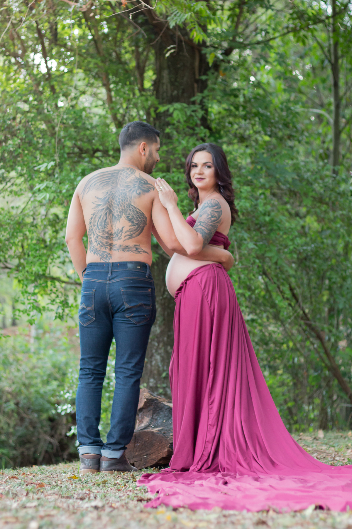 amei esses dois gravidos tatuados! Casal tatuado! Ensaio de gestante no lago igapó. Fotografa em Londrina especializada em ensaios de gestante. Momento registrado pela Giscellayne | Gy Fotografia.