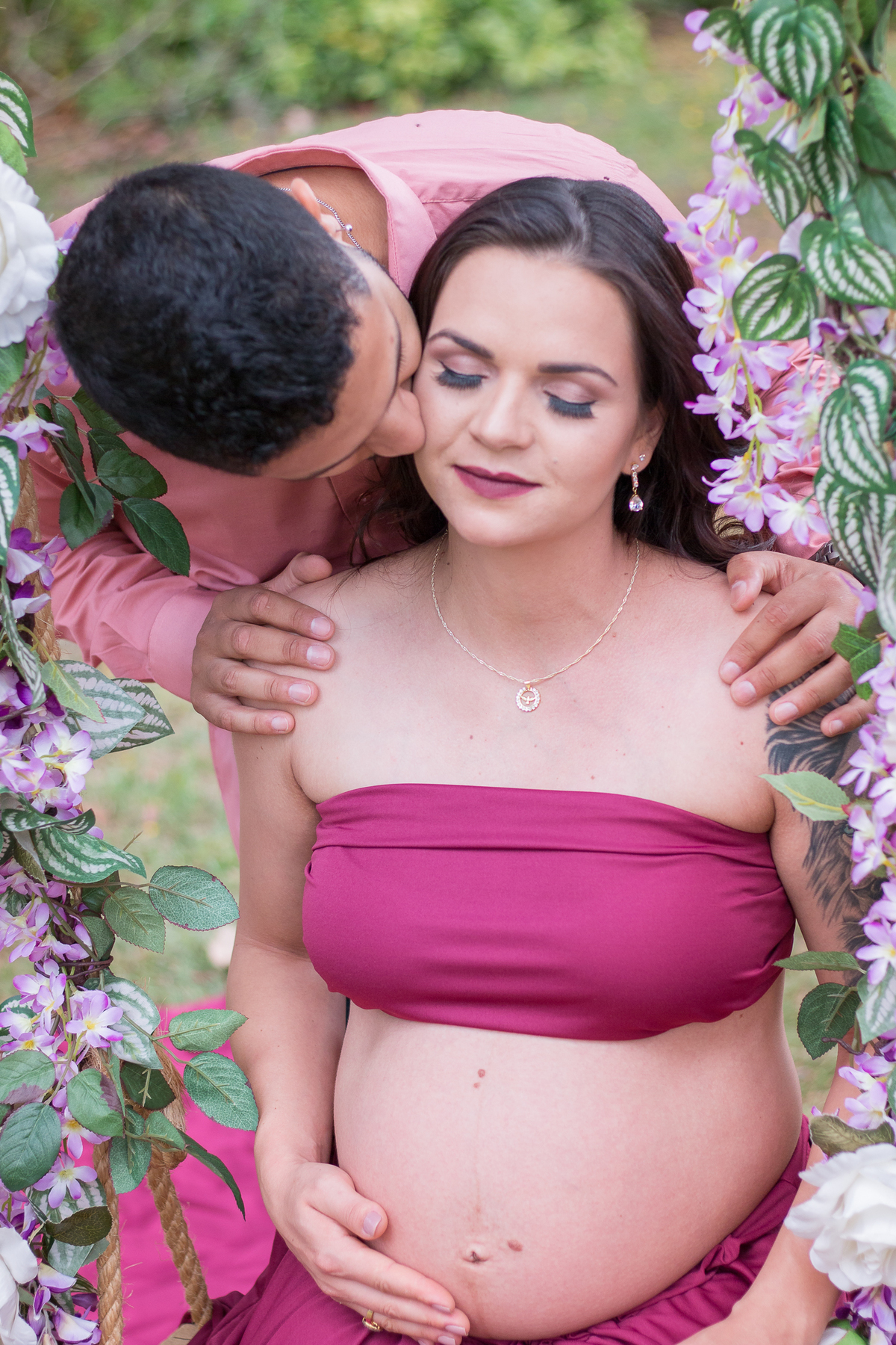 um beijinho doce! Ensaio de gestante no lago igapó. Fotografa em Londrina especializada em ensaios de gestante. Momento registrado pela Giscellayne | Gy Fotografia.