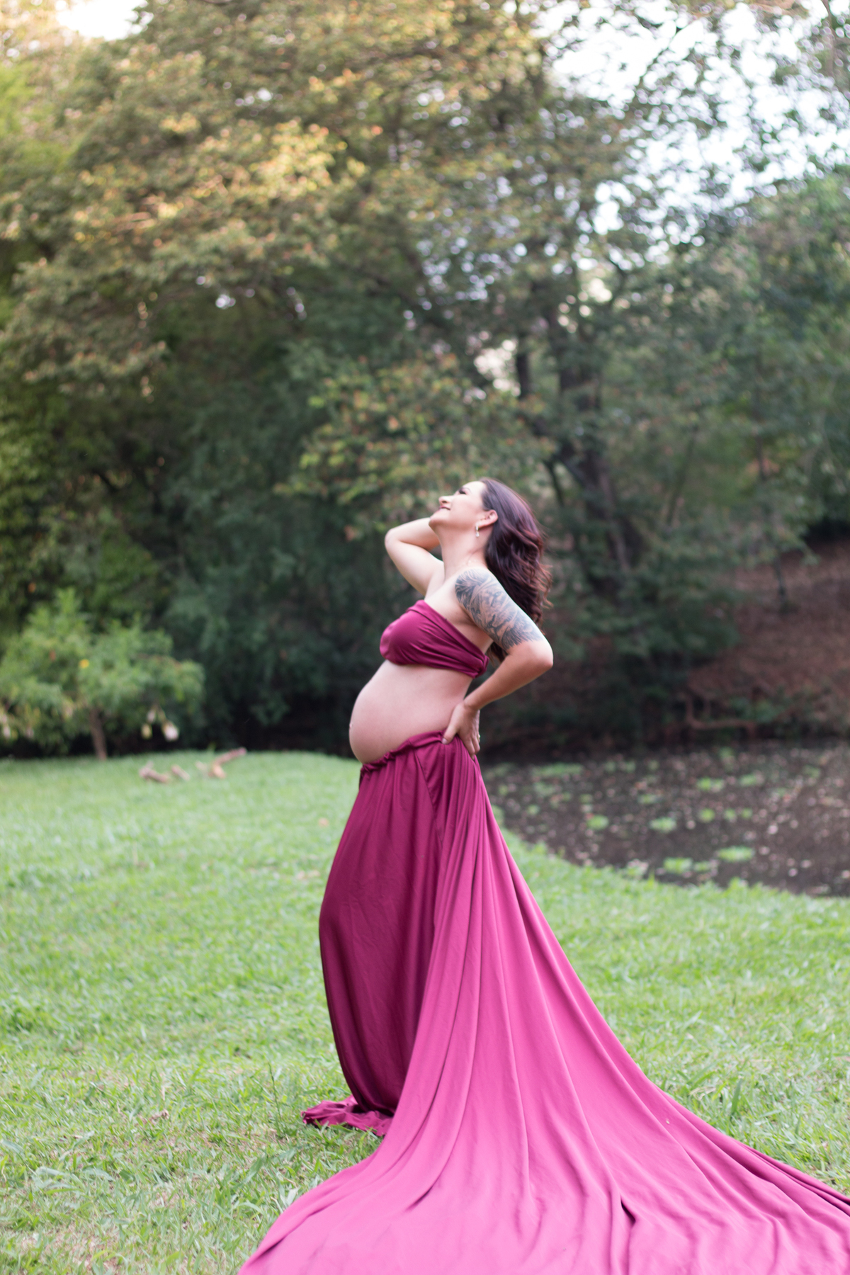 Divando com seu barrigão! Ensaio de gestante no lago igapó. Fotografa em Londrina especializada em ensaios de gestante. Momento registrado pela Giscellayne | Gy Fotografia.
