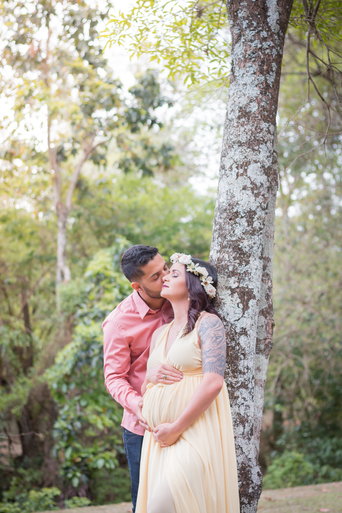 vestido da Bela! Ensaio de gestante no lago igapó. Fotografa em Londrina especializada em ensaios de gestante. Momento registrado pela Giscellayne | Gy Fotografia.