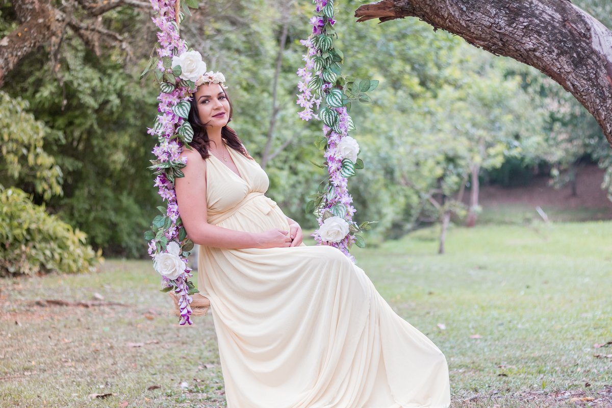 nosso balanço com flores é a paixão das gravidinhas! Ensaio de gestante no lago igapó. Fotografa em Londrina especializada em ensaios de gestante. Momento registrado pela Giscellayne | Gy Fotografia.