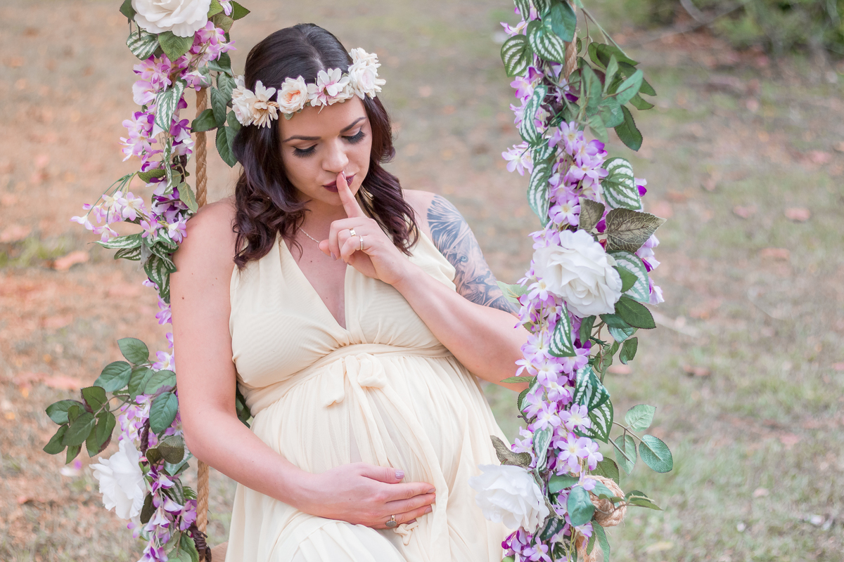 Mamãe fazendo sinal pro seu bebe ficar quietinho! Shiiii se segura aí Davi! Ensaio de gestante no lago igapó. Fotografa em Londrina especializada em ensaios de gestante. Momento registrado pela Giscellayne | Gy Fotografia.