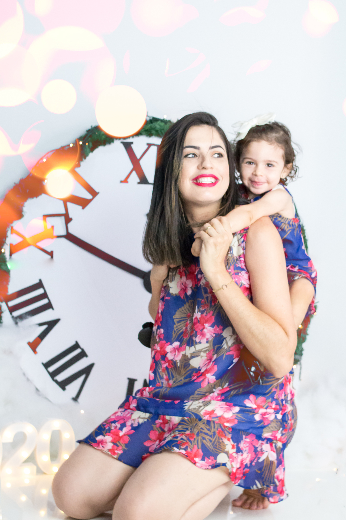 Cenário de ano novo com a mamãe! Sessão fotográfica em estúdio, fotos de natal. 
Fotografo barato em londrina, Momento registrado pela fotógrafa Giscellayne - Gy fotografia, especialista em mini ensaios de bebes e crianças
