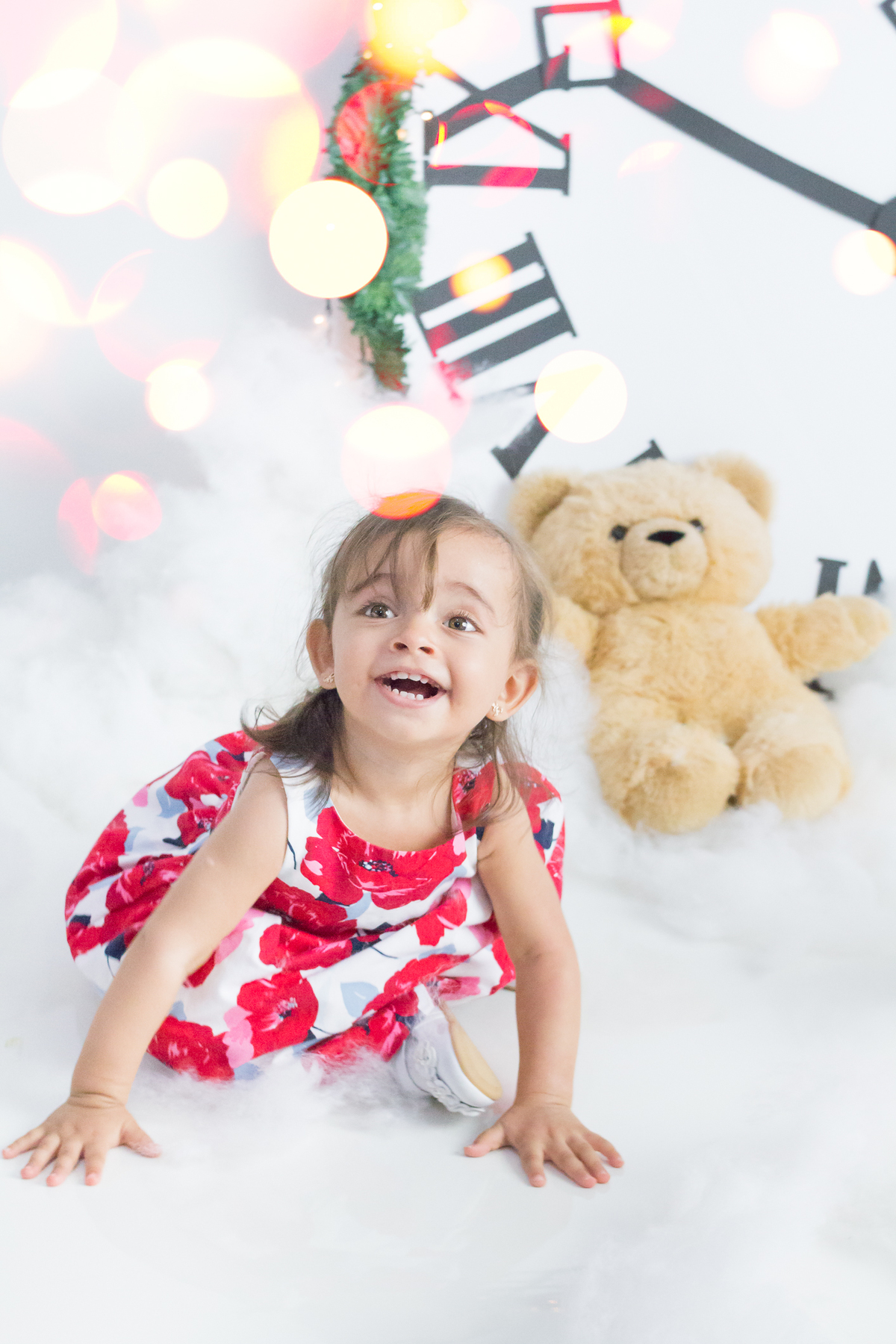 O Ted foi junto pro cenário de ano novo tbm! Ela amou esse urso! Mini sessão de fotos de natal, fotografo barato em londrina. Momento registrado pela fotógrafa Giscellayne -Gy fotogrfia, especializada em ensaios de bebês e crianças.