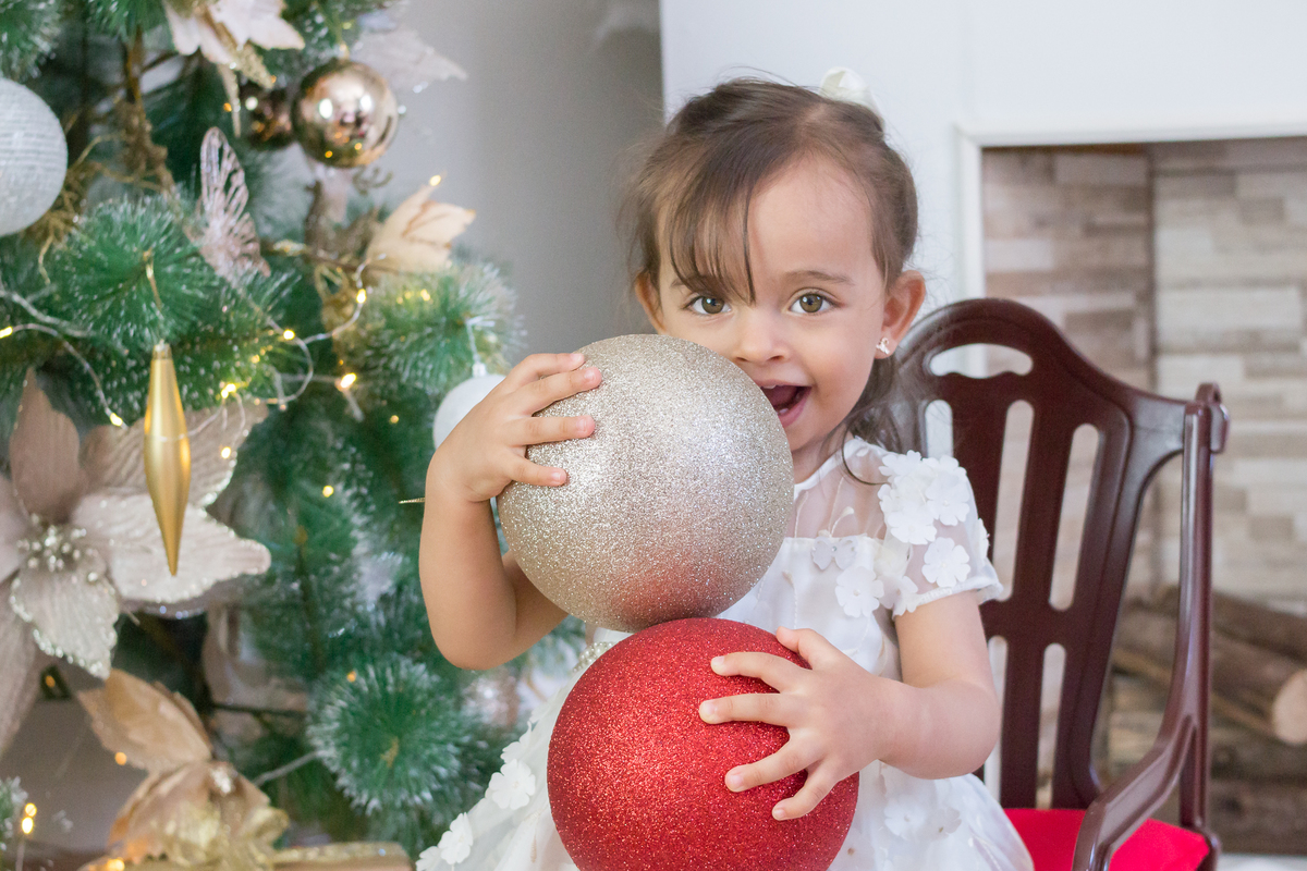 A Manu amou brincar com as bolas de natal gigante! Mini sessão de fotos de natal, fotografo barato em londrina. Momento registrado pela fotógrafa Giscellayne -Gy fotogrfia, especializada em ensaios de bebês e crianças.