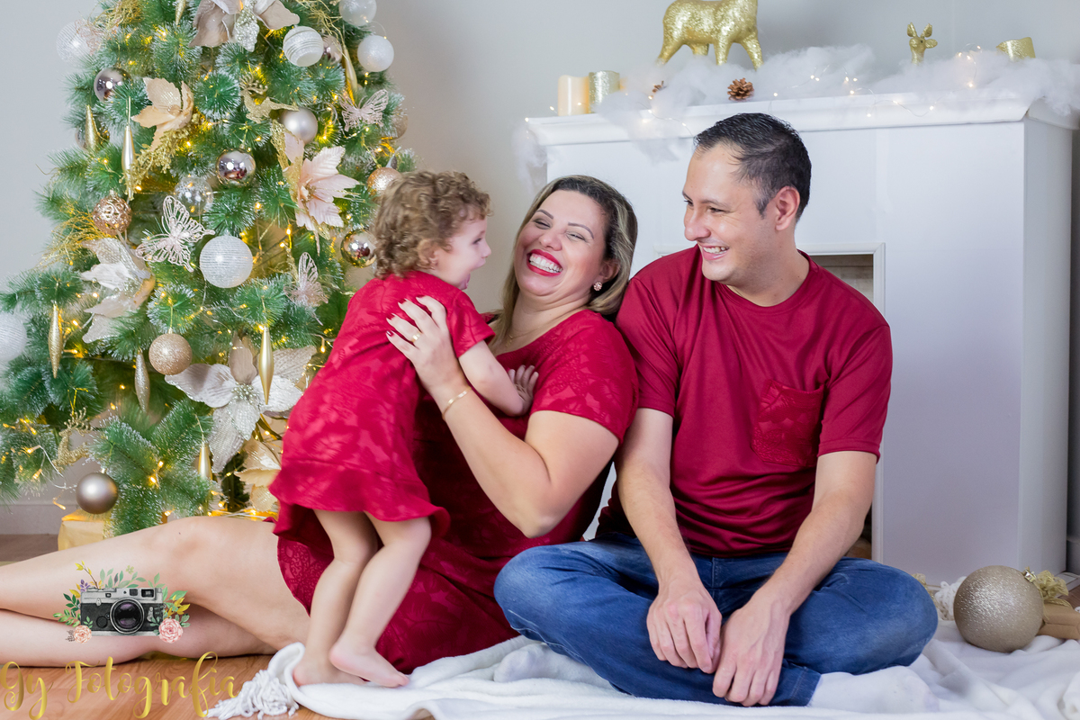 correu pra mamãe! Mini ensaio de natal, cenário: lareira. foto com afamília no pé da árvore. Fotografo especializado em mini sessões em estúdio, de bebês, crianças e gestantes. Momento registrado pela fotografa Giscellayne | Gy fotografia