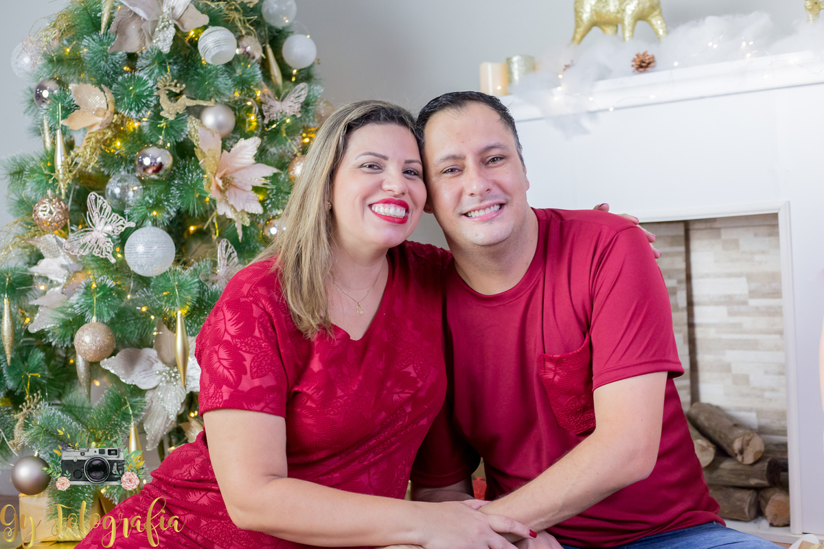 Papai e mamãe também merecem fotos lindas não acham? Mini ensaio de natal, cenário: lareira. foto com afamília no pé da árvore. Fotografo especializado em mini sessões em estúdio, de bebês, crianças e gestantes. Momento registrado pela fotografa Giscellay