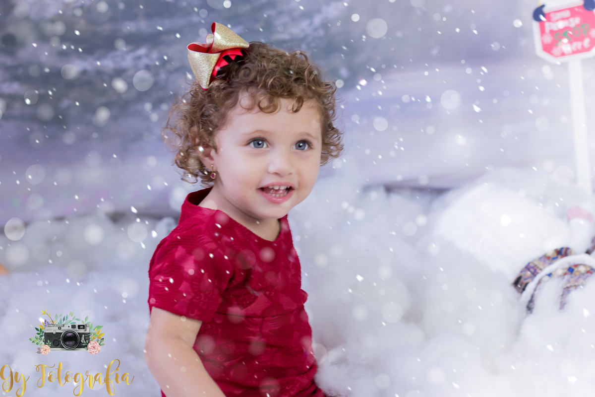 brincando de cócegas com essa pequena!
Mini ensaio de natal, cenário: casa do papai noel. Muita brincadeira e neve para seu filho se divertir. Fotografo especializado em mini sessões em estúdio, de bebês, crianças e gestantes.