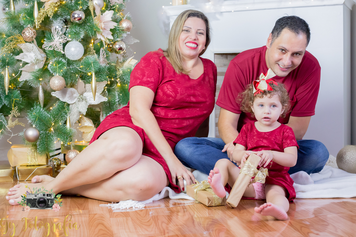 Mini ensaio de natal, cenário: lareira. foto com a família no pé da árvore. Fotografo especializado em mini sessões em estúdio, de bebês, crianças e gestantes. Momento registrado pela fotografa Giscellayne | Gy fotografia