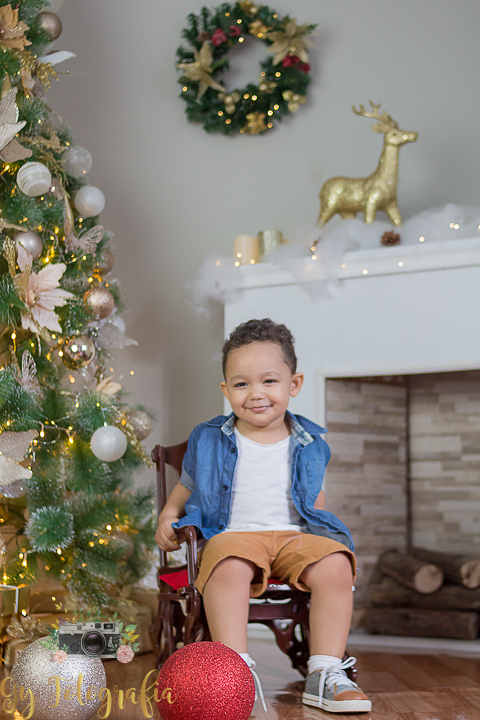 sorrisinho lindo do Be! Ensaio fotográfico feito em estúdio, fotografo especializado em ensaios de bebes e crianças, Mini sessão de natal, momento registrado pela fotógrafa Giscellayne - Gy Fotografia.