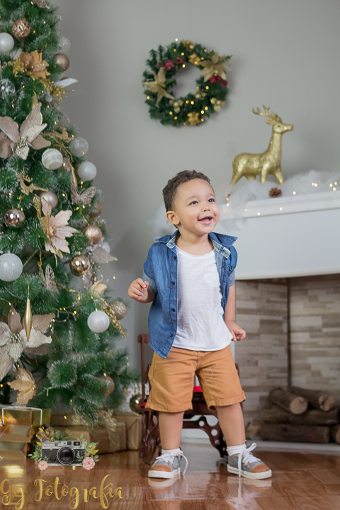 a alegria do Benjamim em participar da nossa sessão! Ensaio fotográfico feito em estúdio, fotografo especializado em ensaios de bebes e crianças, Mini sessão de natal, momento registrado pela fotógrafa Giscellayne - Gy Fotografia.