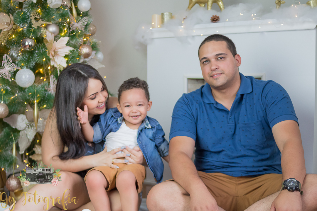 papai e mamãe também participou da sessão de natal! Ensaio fotográfico feito em estúdio, fotografo especializado em ensaios de bebes e crianças, Mini sessão de natal, momento registrado pela fotógrafa Giscellayne - Gy Fotografia.
