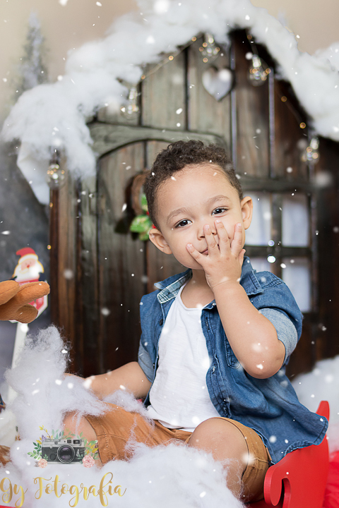 Benjamim mandando beijo pra você! Ensaio fotográfico feito em estúdio, fotografo especializado em ensaios de bebes e crianças, Mini sessão de natal, momento registrado pela fotógrafa Giscellayne - Gy Fotografia.