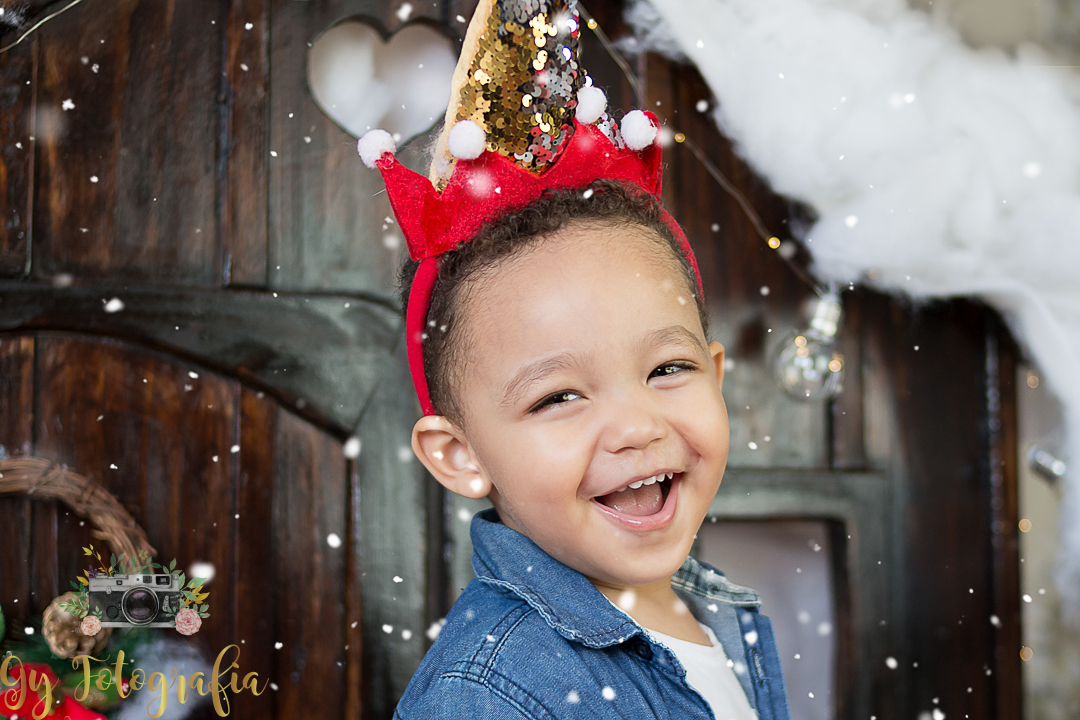 sorriso lindo do Bê! Ensaio fotográfico feito em estúdio, fotografo especializado em ensaios de bebes e crianças, Mini sessão de natal, momento registrado pela fotógrafa Giscellayne - Gy Fotografia. Londrina