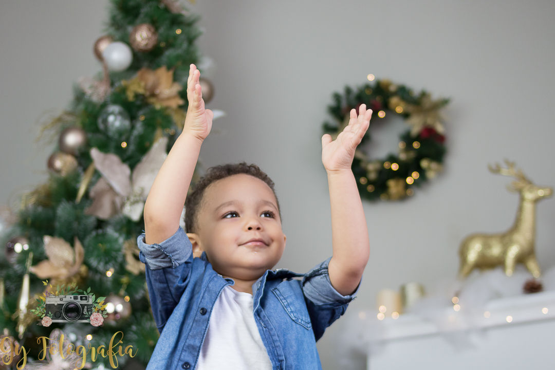 Ensaio fotográfico feito em estúdio, fotografo especializado em ensaios de bebes e crianças, Mini sessão de natal, momento registrado pela fotógrafa Giscellayne - Gy Fotografia.
