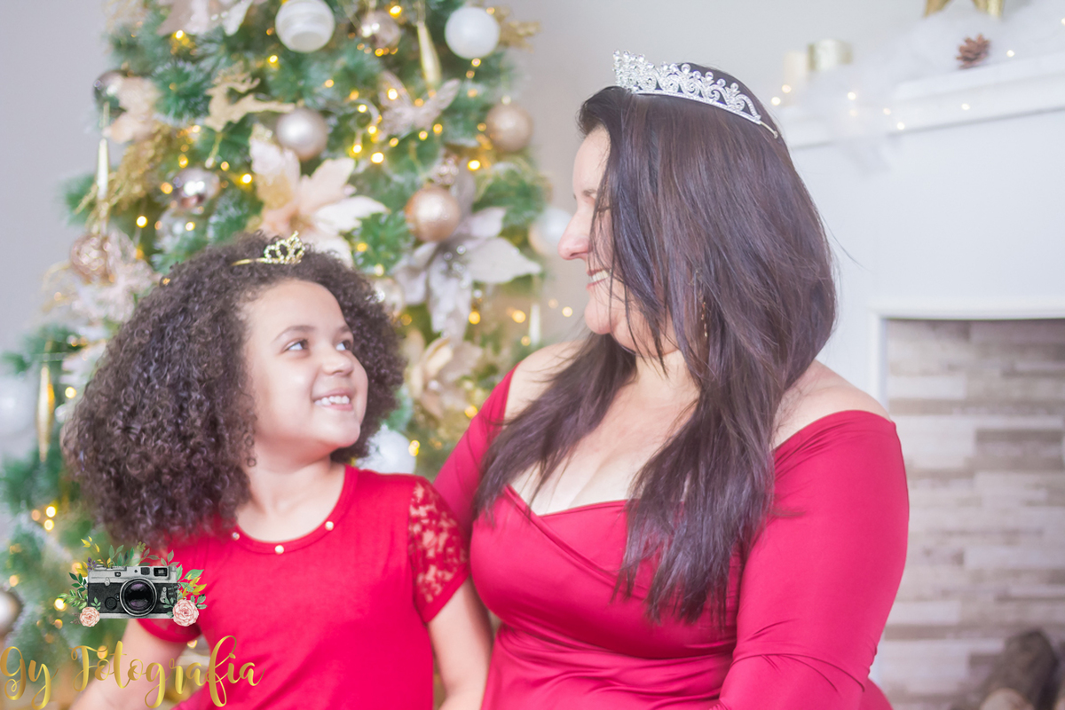 mae e filha princesas! 
Cenário da árovre de natal e lareira!
Momento registrado pela fotógrafa Giscellayne. Gy fotografia, fotografa especializada em ensaios de crianças e bebês, externas e estúdio.
