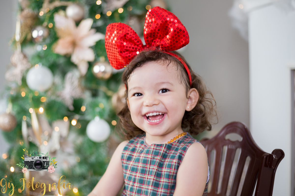 agora no nosso cenário da lareira e arvore de natal! um verdadeiro encanto! Mini ensaio de natal, fotografo em londrina, momento registrado pela fotografa Giscellayne | Gy fotografia, fotógrafa especializada em ensaios de bebes, crianças e gestantes.