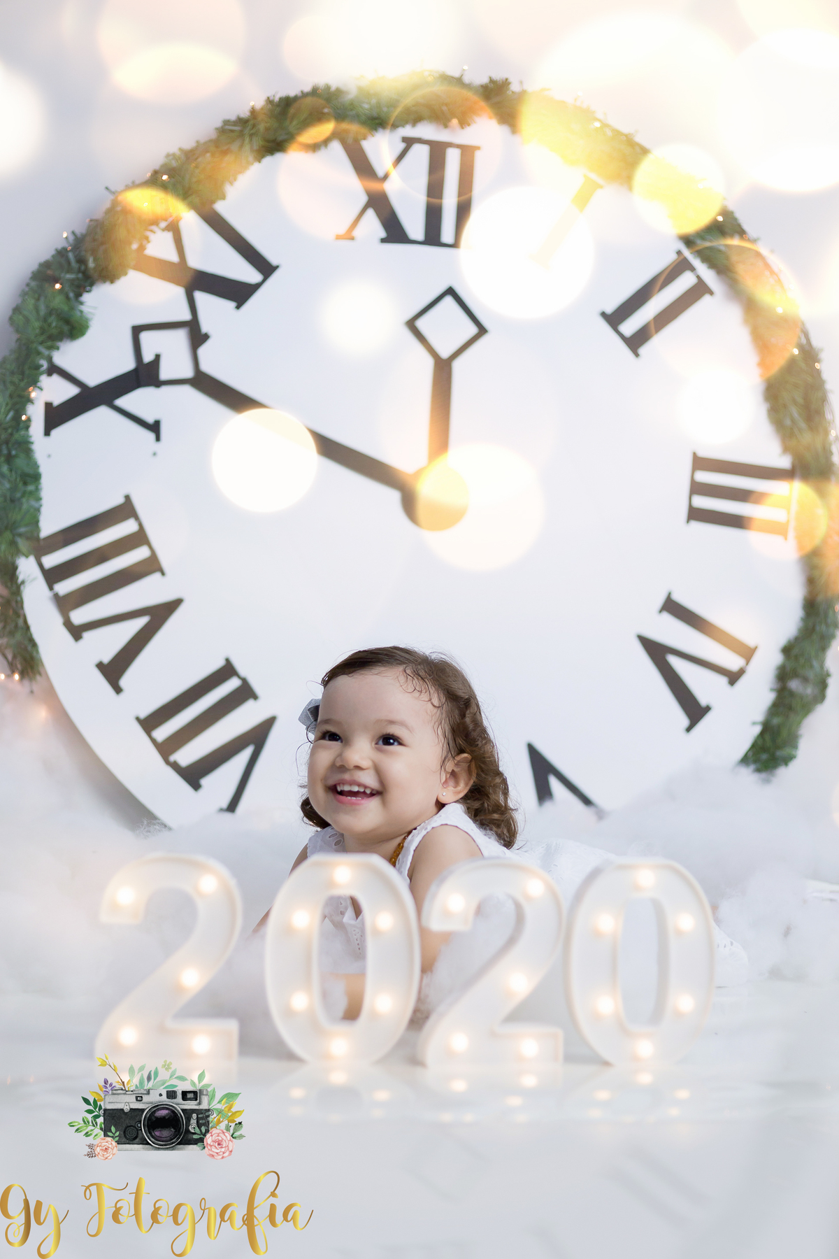 Cenário de ano novo com relógio da badalada da meia noite! Mini ensaio de natal, fotografo em londrina, momento registrado pela fotografa Giscellayne | Gy fotografia, fotógrafa especializada em ensaios de bebes, crianças e gestantes.