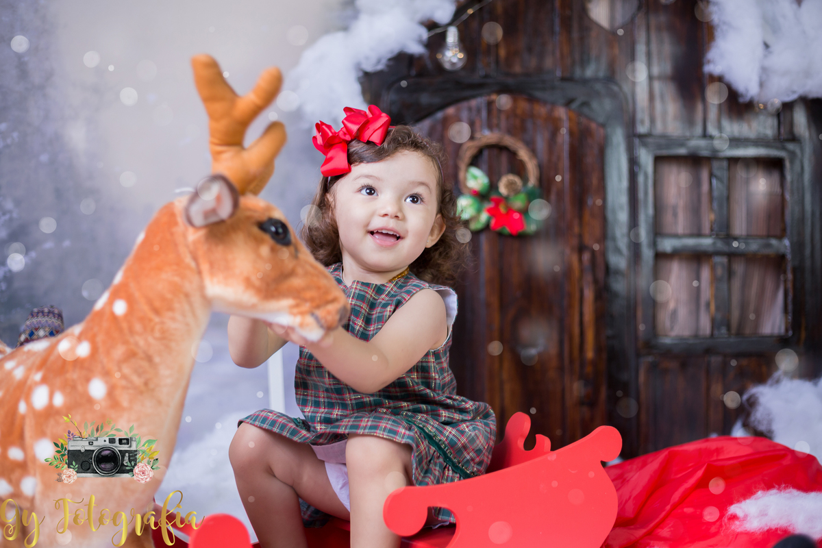 brincando com a rena no nosso cenário da casa do papai noel!
Mini ensaio de natal, fotografo em londrina, momento registrado pela fotografa Giscellayne | Gy fotografia, fotógrafa especializada em ensaios de bebes, crianças e gestantes.