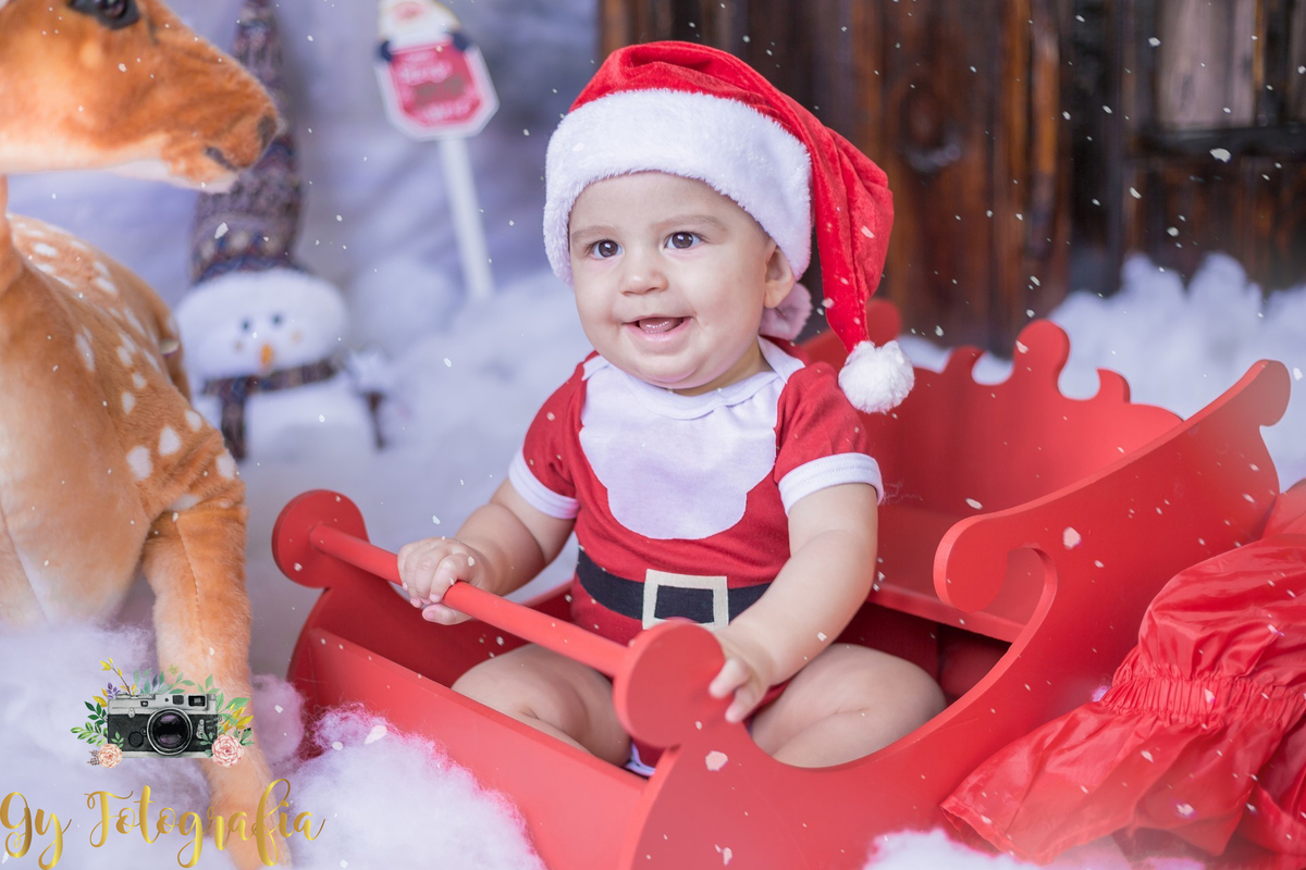 Pedro se divertindo no trenó! Mini ensaio de natal e ano novo, fotografo em Londrina. Momento registrado pela fotografa Giscellayne | Gy fotografia, fotógrafa especializada em ensaios de bebes, crianças e gestantes.