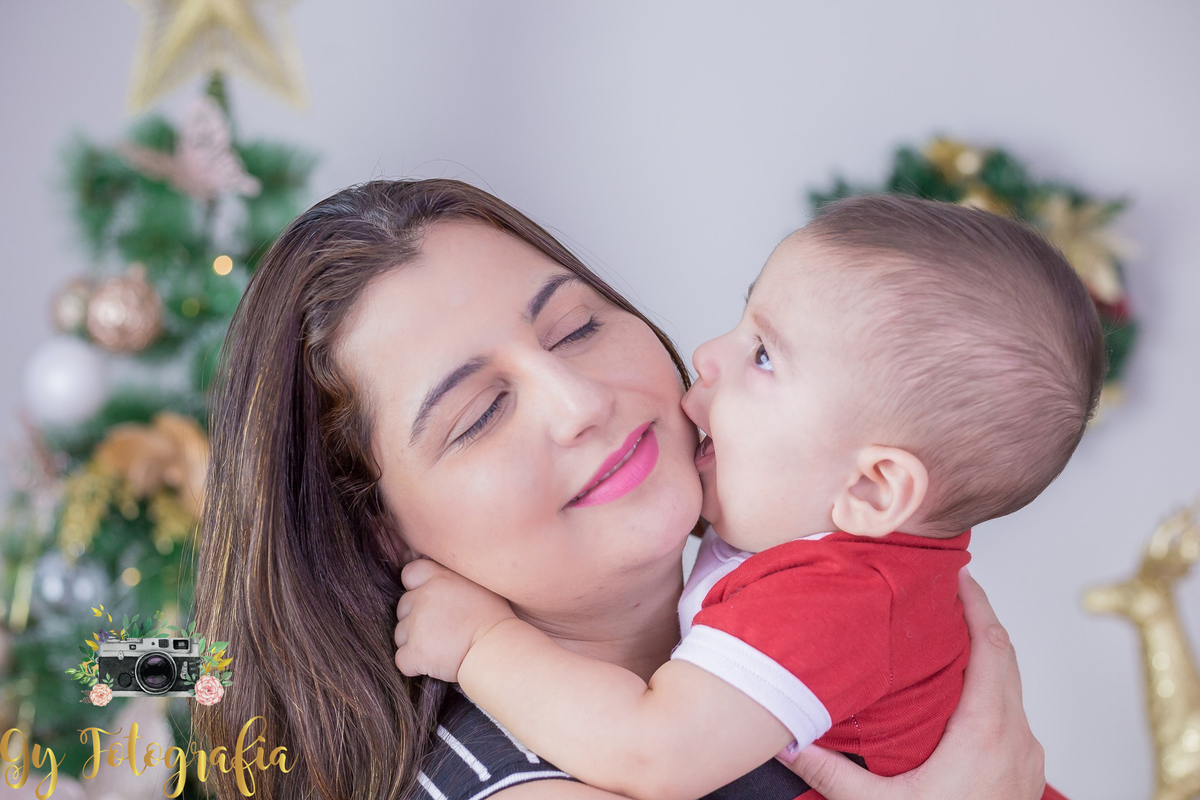 Mordida de amor na mamãe! Mini ensaio de natal e ano novo, fotografo em Londrina. Momento registrado pela fotografa Giscellayne | Gy fotografia, fotógrafa especializada em ensaios de bebes, crianças e gestantes.