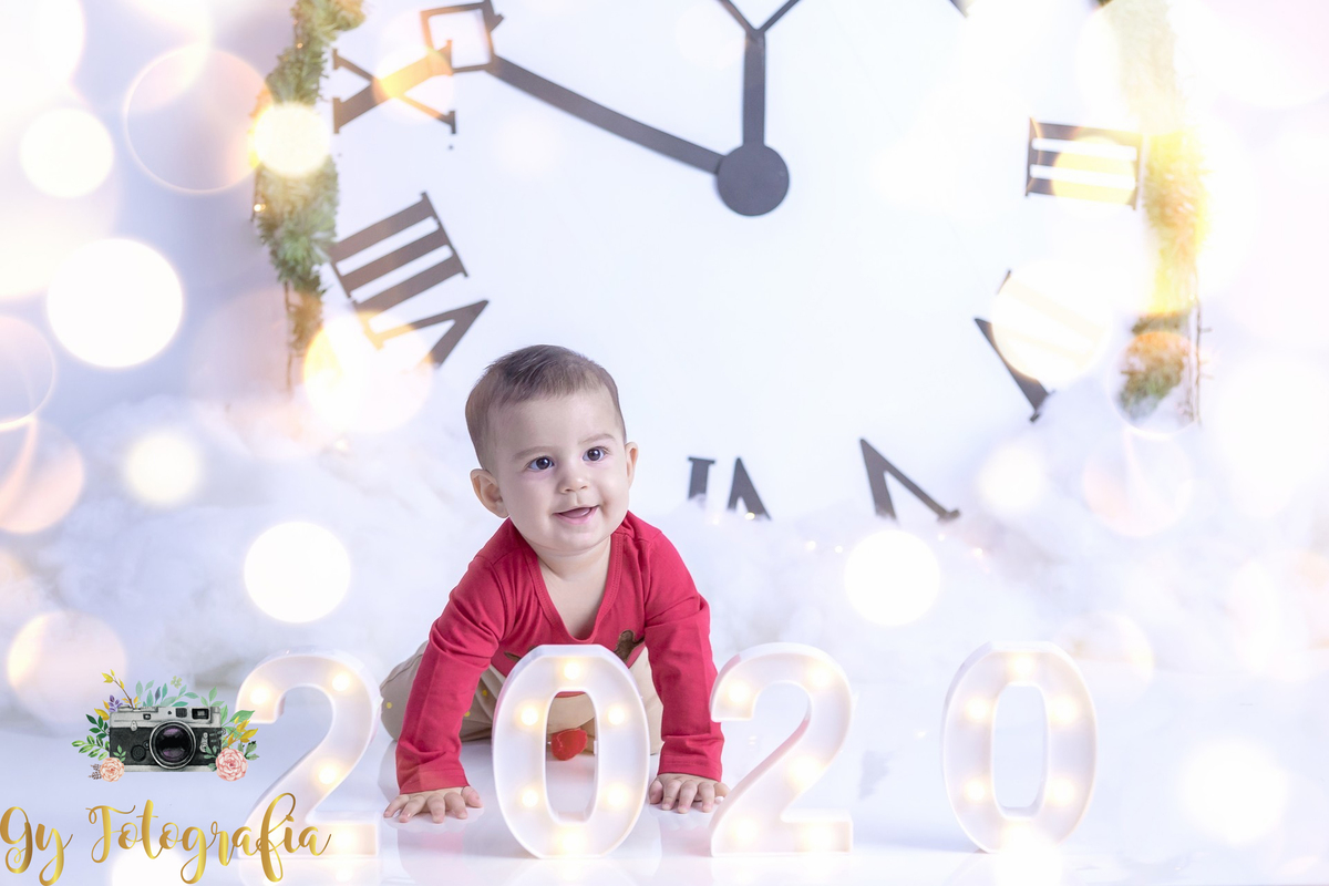 foto no cenário de ano novo! Pedro amou as luzinhas. Mini ensaio de natal e ano novo, fotografo em Londrina. Momento registrado pela fotografa Giscellayne | Gy fotografia, fotógrafa especializada em ensaios de bebes, crianças e gestantes.