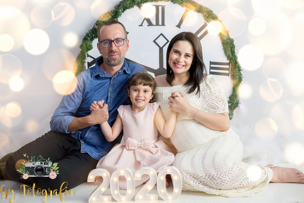 Familia reunida para a foto de final de ano!  Mini ensaio de natal e ano novo, fotografo em Londrina. Momento registrado pela fotografa Giscellayne | Gy fotografia, fotógrafa especializada em ensaios de bebes, crianças e gestantes.