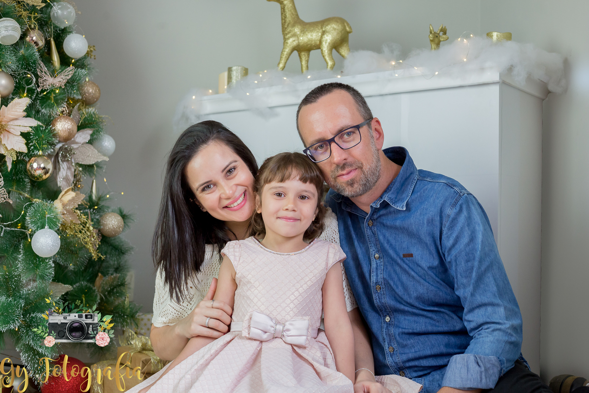 nosso cenário com a lareira, encantando as clientes.  Mini ensaio de natal e ano novo, fotografo em Londrina. Momento registrado pela fotografa Giscellayne | Gy fotografia, fotógrafa especializada em ensaios de bebes, crianças e gestantes.