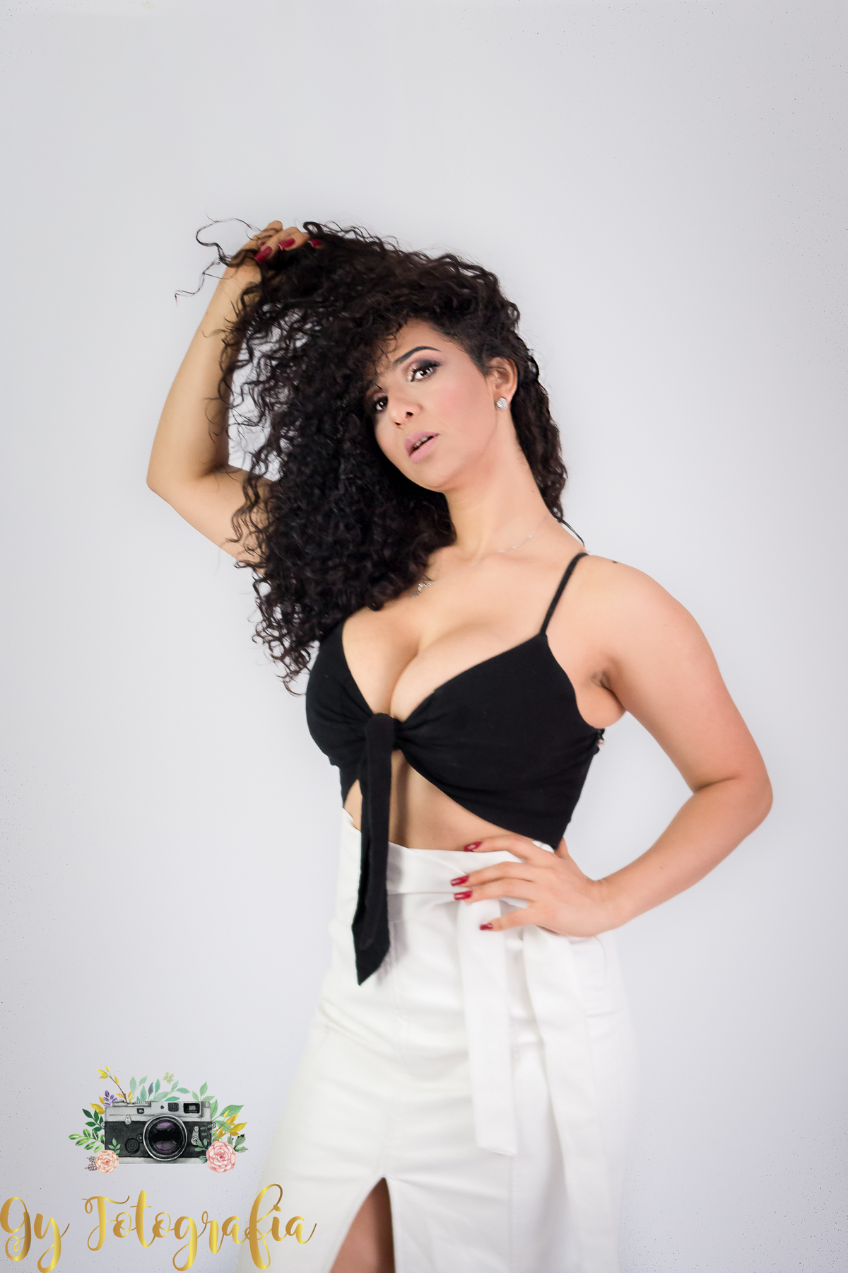 Jenifer em seu ensaio pessoal, com fotos em estúdio.
Fotógrafa em Londrina.