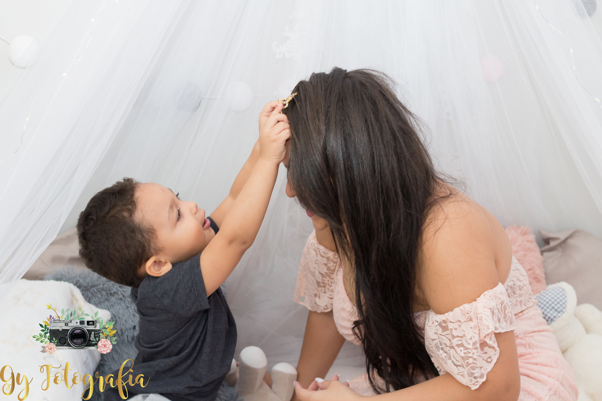 ele conseguiu colocar a coroa na mamãe! Ensaio de dia das mães em estúdio. fotografo em Londrina. Momento registrado pela fotografa Giscellayne - Gy Fotografia.